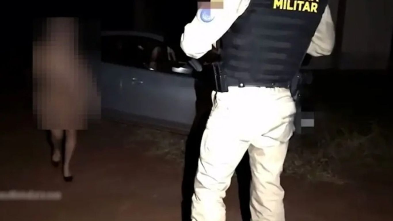 PM é filmado em ato sexual em viatura com mulher e marido assistindo no Paraná